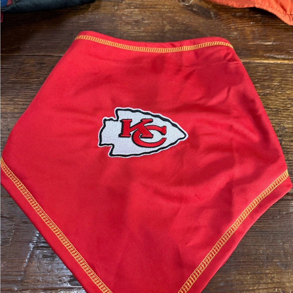 Dog’s  Red KC Logo Pet’s first Bandana l-xl 22 inch neck new without tags